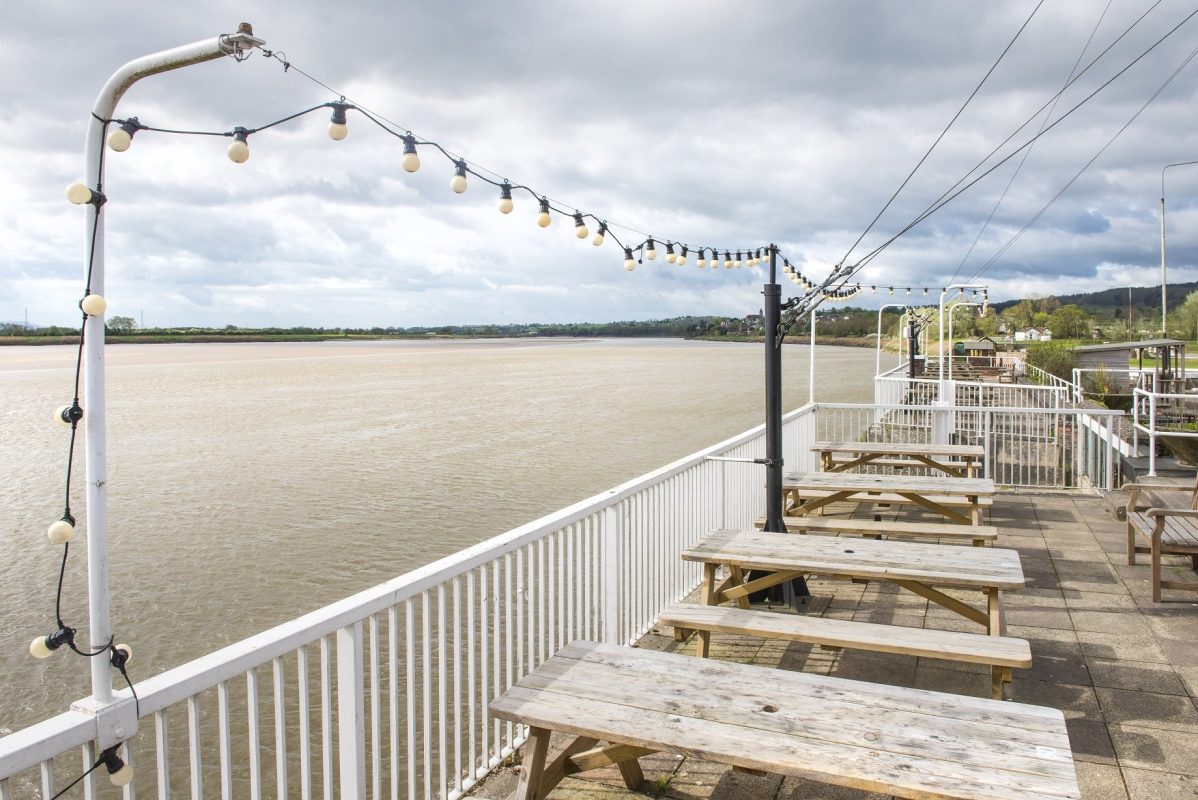 White_Hart_Patio_02