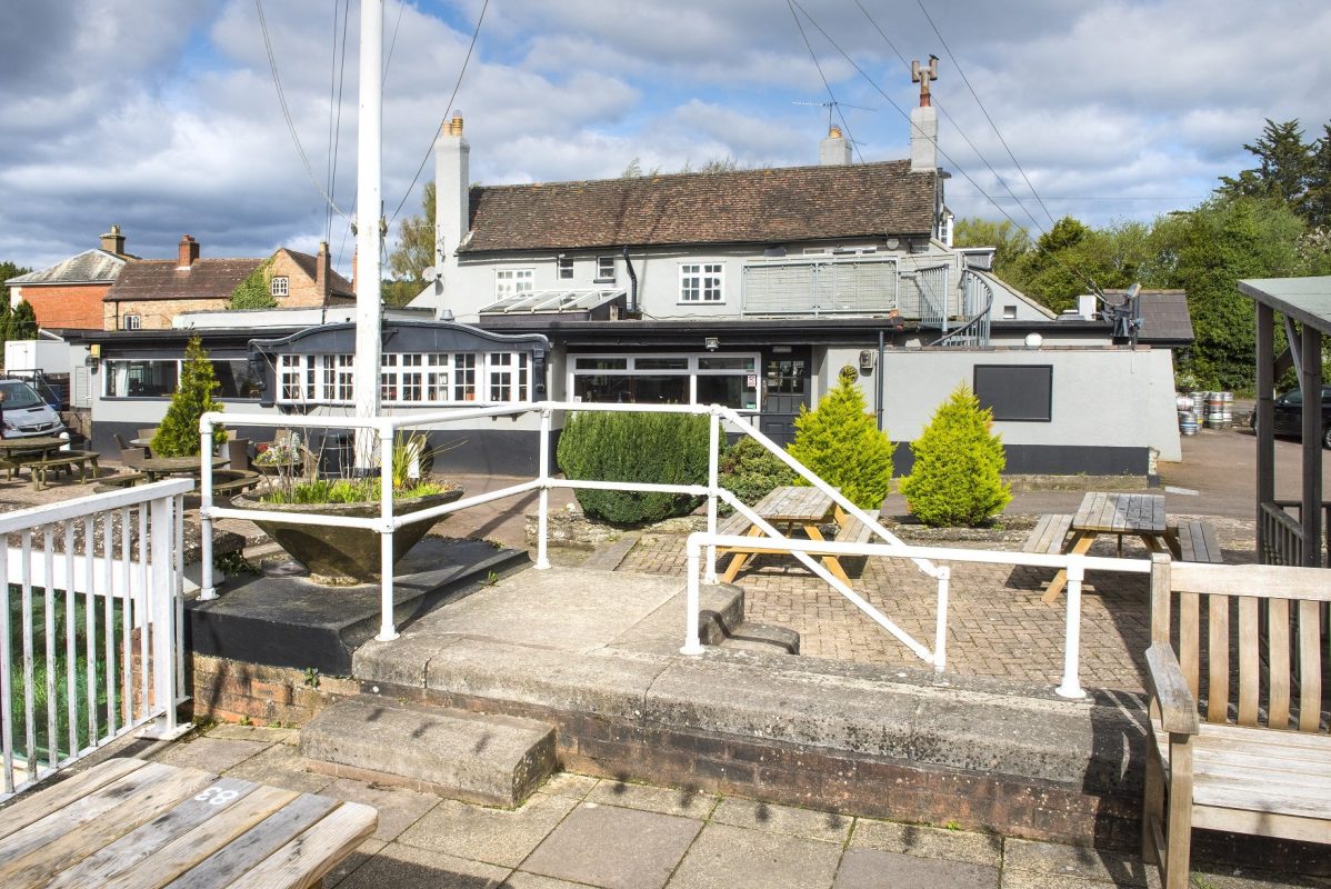 White_Hart_Patio_04