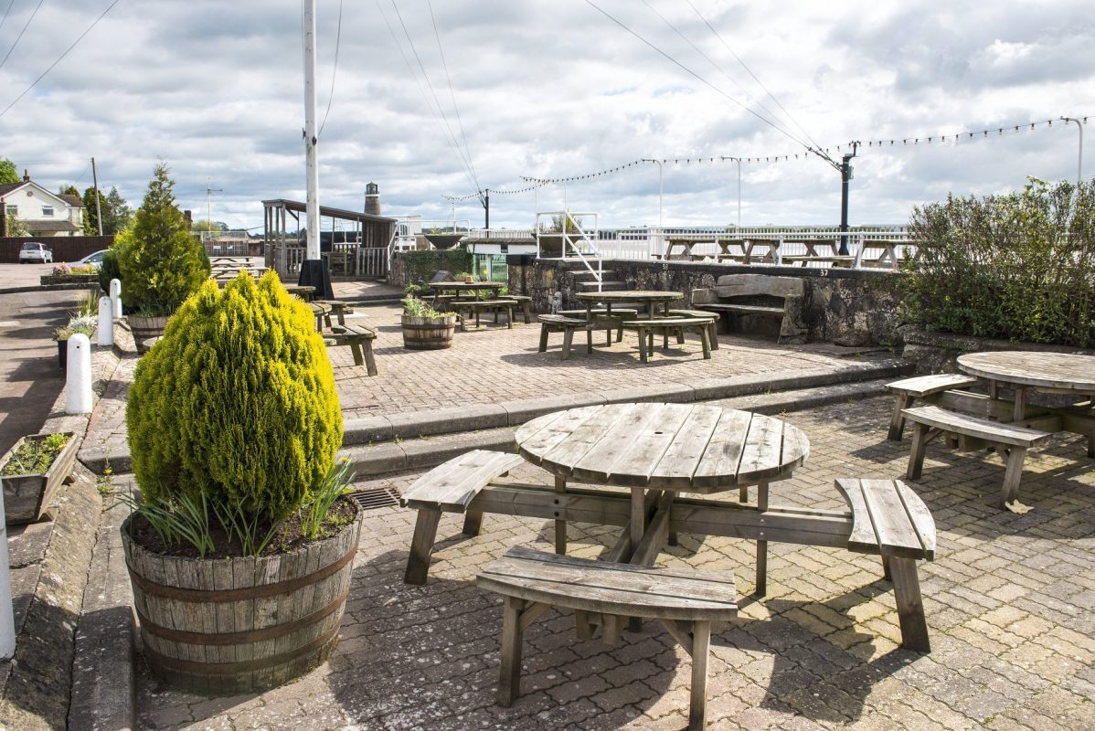 White_Hart_Patio_07